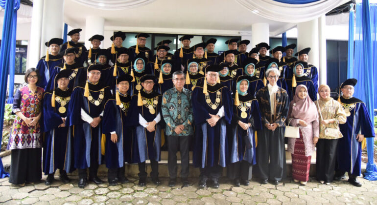 IPB University Launches New Toga Designed by Designer Didiet Maulana
