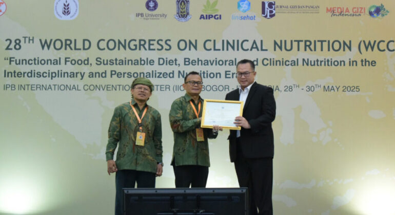 IPB University Rector Awarded for Innovative Leadership in Food Security and Nutrition