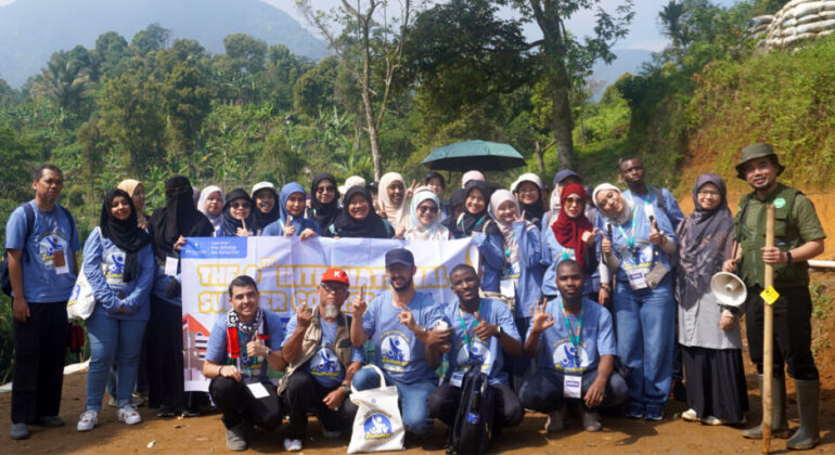Academics from 13 Countries Learn About Family Resilience at IPB University