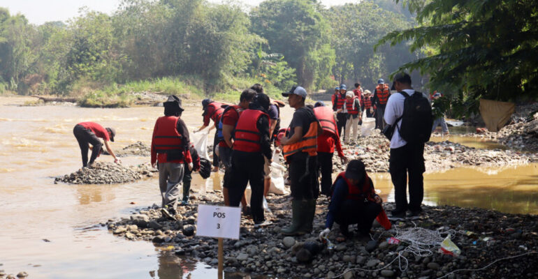 Half a Ton of Trash Removed: How IPB University Students Celebrate Independence Day