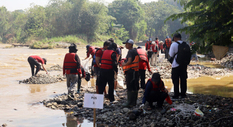 Half a Ton of Trash Removed: How IPB University Students Celebrate Independence Day