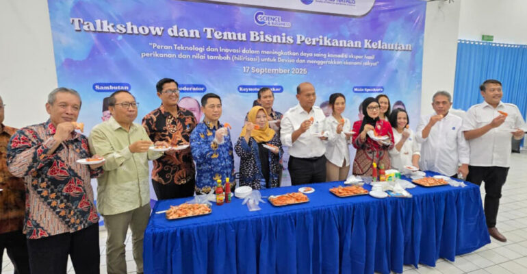 Shrimp Eating Campaign Amidst Cesium-137 Radioactive Exposure Issues Held During FPIK IPB University Talkshow and Business Meeting