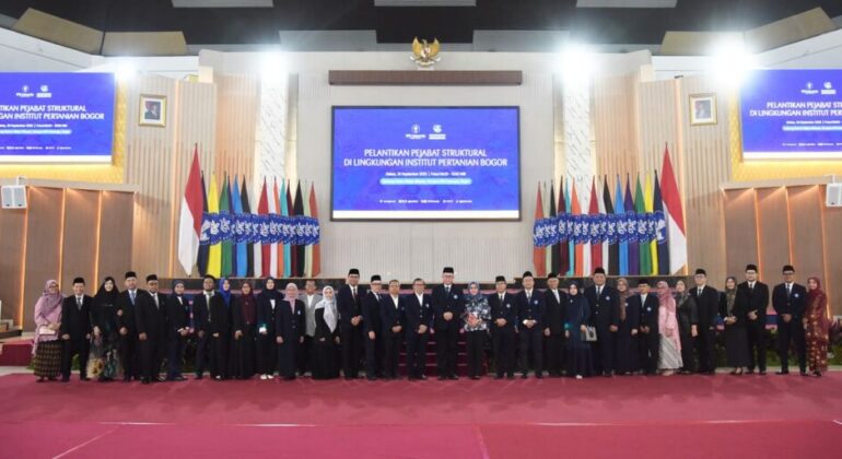 Inaugurating New Officials, IPB University Rector Emphasizes Integrity, Adaptation, and Happiness