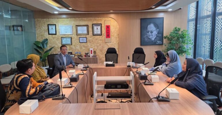 Allianz Syariah Partners with CIBEST to Distribute Scholarships to IPB University Students