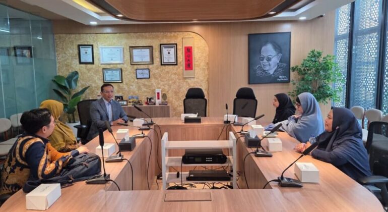 Allianz Syariah Partners with CIBEST to Distribute Scholarships to IPB University Students