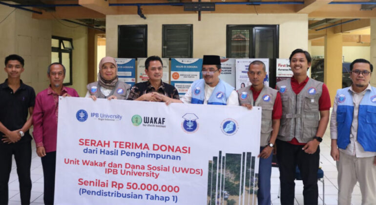 Caring for Sumatra and Aceh Disaster Victims, IPB Distributes First Phase of Donations