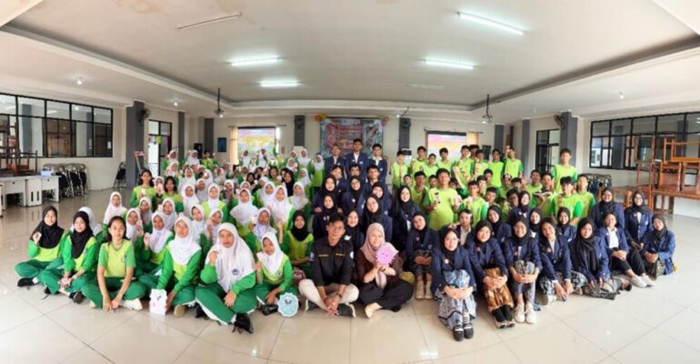 Chemistry Analysis Students from IPB Vocational School Educate Students at SMPN 5 Bogor City about Microbes and Personal Hygiene