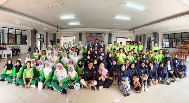 Chemistry Analysis Students from IPB Vocational School Educate Students at SMPN 5 Bogor City about Microbes and Personal Hygiene
