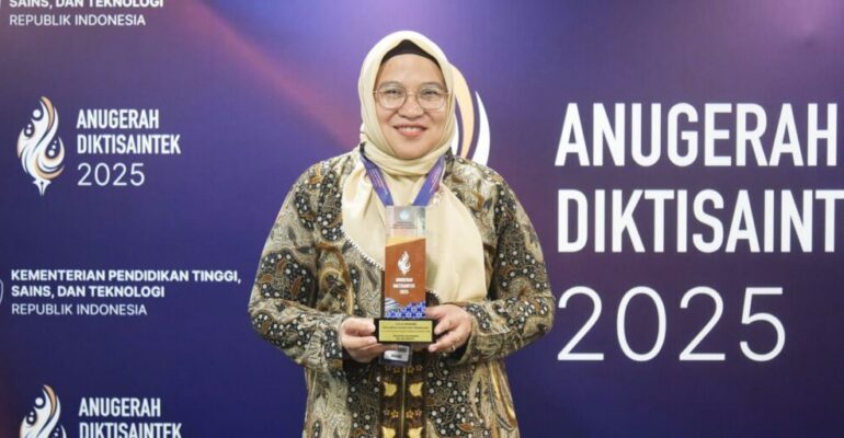 Prof Irmanida Batubara, IPB University Researcher Wins Gold Winner for Best Senior Scientist in STEM