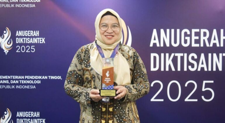 Prof Irmanida Batubara, IPB University Researcher Wins Gold Winner for Best Senior Scientist in STEM