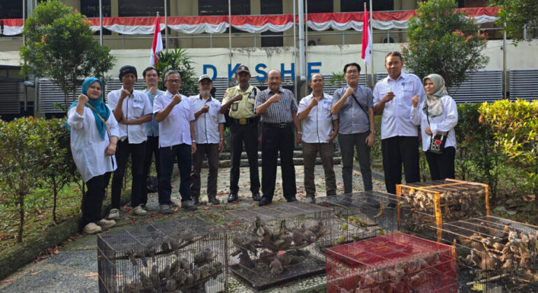Peringati Hari Konservasi Alam Nasional, FAHUTAN Lepas Burung Lokal di Kampus Dramaga